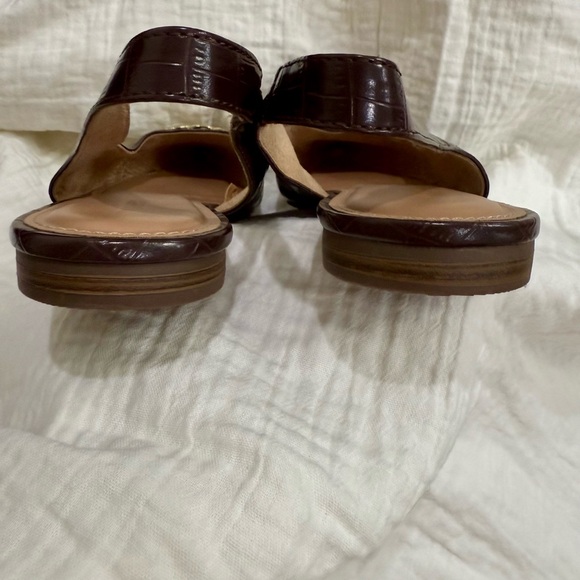 Brown Slingback Flats Croc-Embossed Gold Chain Size 9 NWOB - Picture 6 of 7